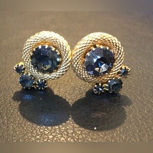 Vintage 50s rope-texture, gold-tone clip earrings. EUC. BLUE/BLACK crystals.